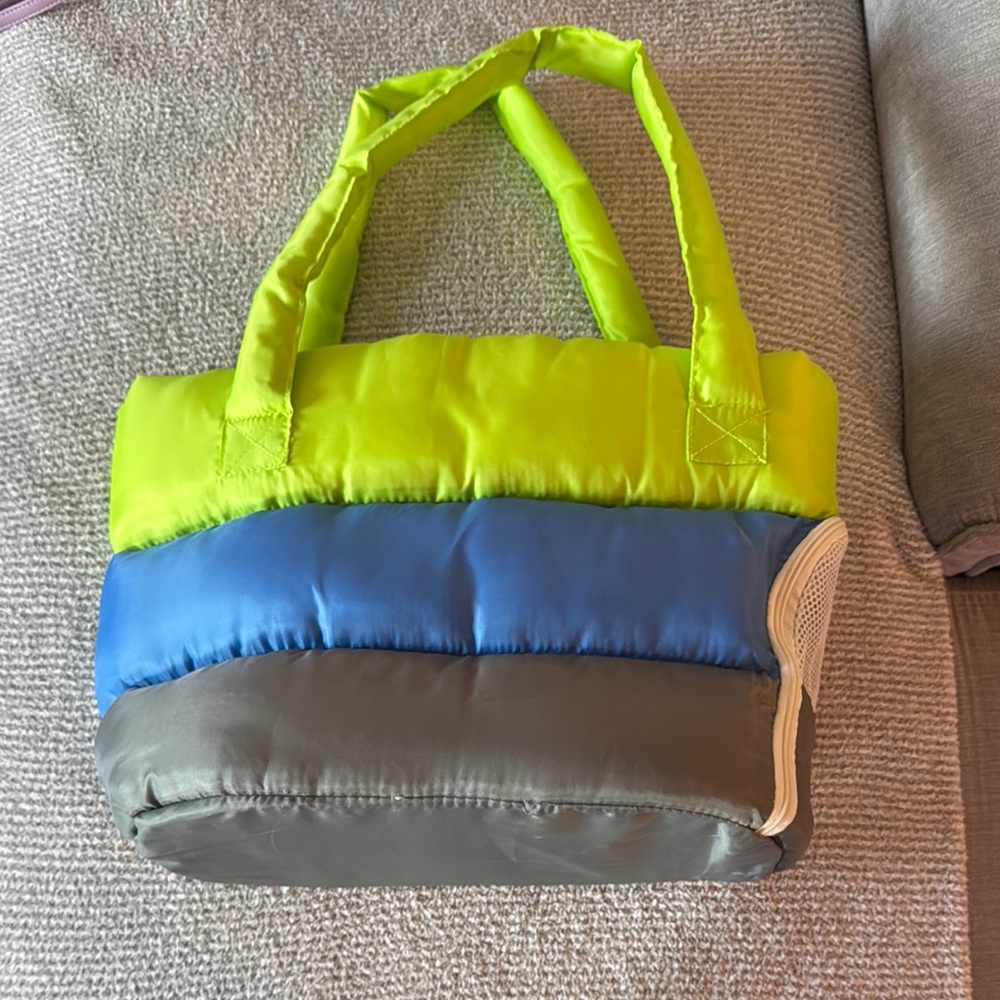 Colorblock Pet Carrier Bag with Spacious Interior and handles